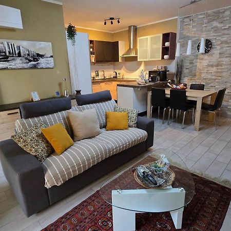Varese Prime - Large Independent Apartment, Air Conditioning, 2 Bathrooms, 2 Free Covered Parking Spaces, No Restricted Traffic Zone, Train Station 100M, Theatre 150M, Historic City Centre Luaran gambar