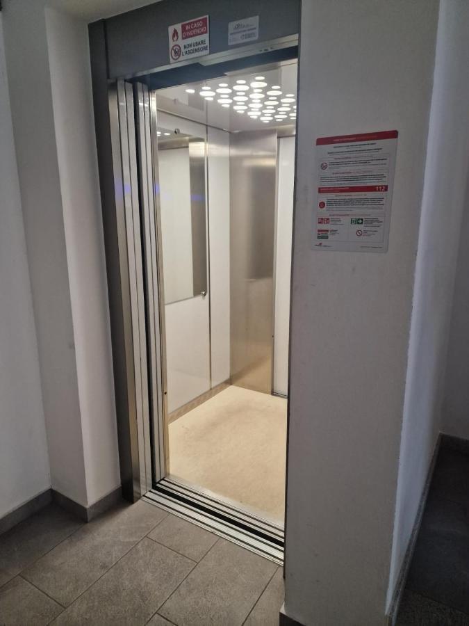 Varese Prime - Large Independent Apartment, Air Conditioning, 2 Bathrooms, 2 Free Covered Parking Spaces, No Restricted Traffic Zone, Train Station 100M, Theatre 150M, Historic City Centre Luaran gambar