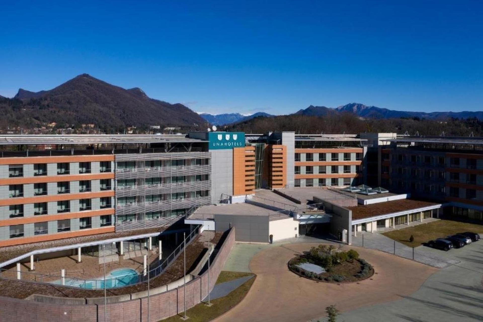Varese Prime - Large Independent Apartment, Air Conditioning, 2 Bathrooms, 2 Free Covered Parking Spaces, No Restricted Traffic Zone, Train Station 100M, Theatre 150M, Historic City Centre Luaran gambar