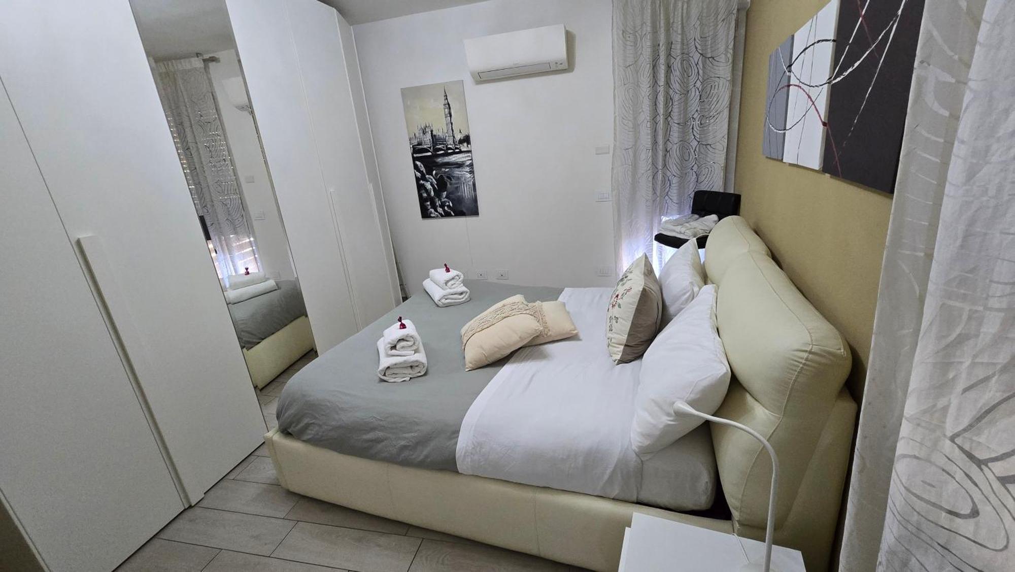 Varese Prime - Large Independent Apartment, Air Conditioning, 2 Bathrooms, 2 Free Covered Parking Spaces, No Restricted Traffic Zone, Train Station 100M, Theatre 150M, Historic City Centre Luaran gambar