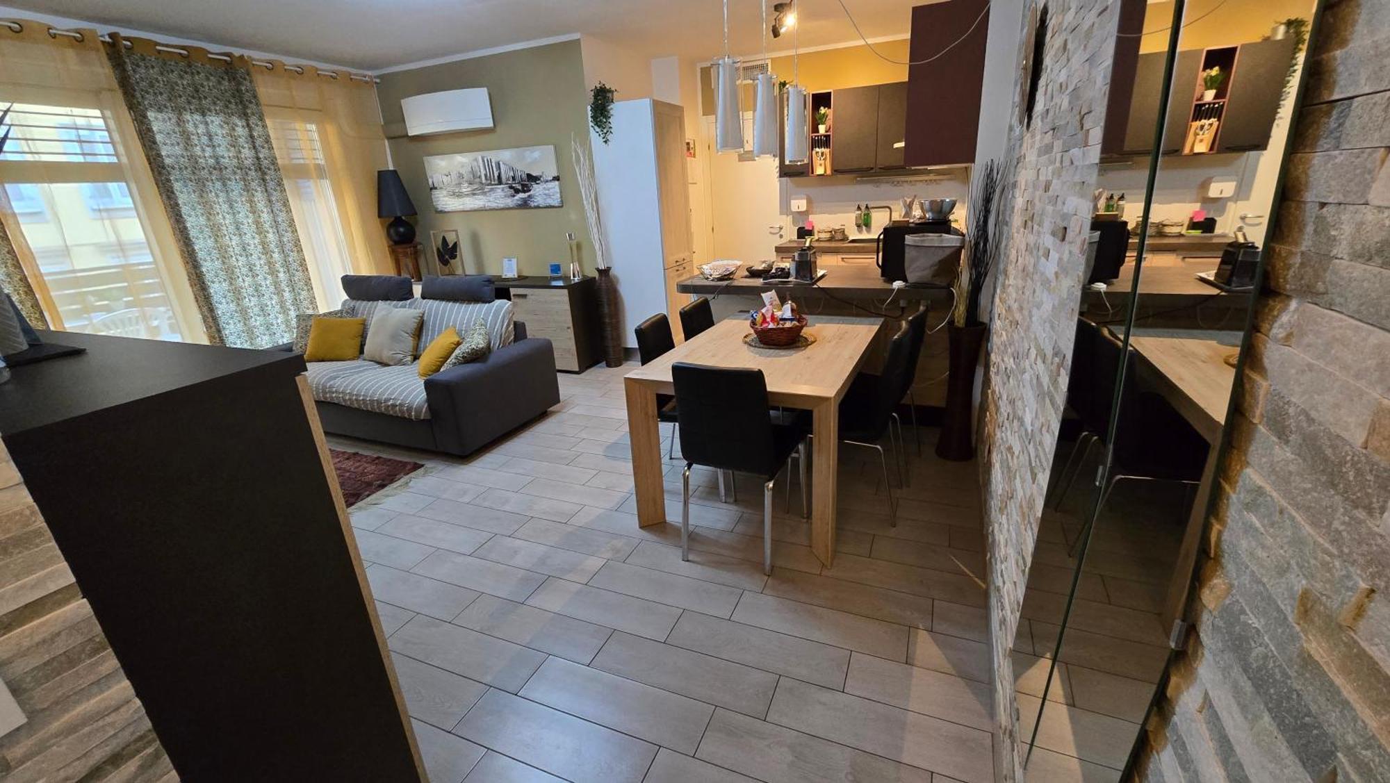 Varese Prime - Large Independent Apartment, Air Conditioning, 2 Bathrooms, 2 Free Covered Parking Spaces, No Restricted Traffic Zone, Train Station 100M, Theatre 150M, Historic City Centre Luaran gambar
