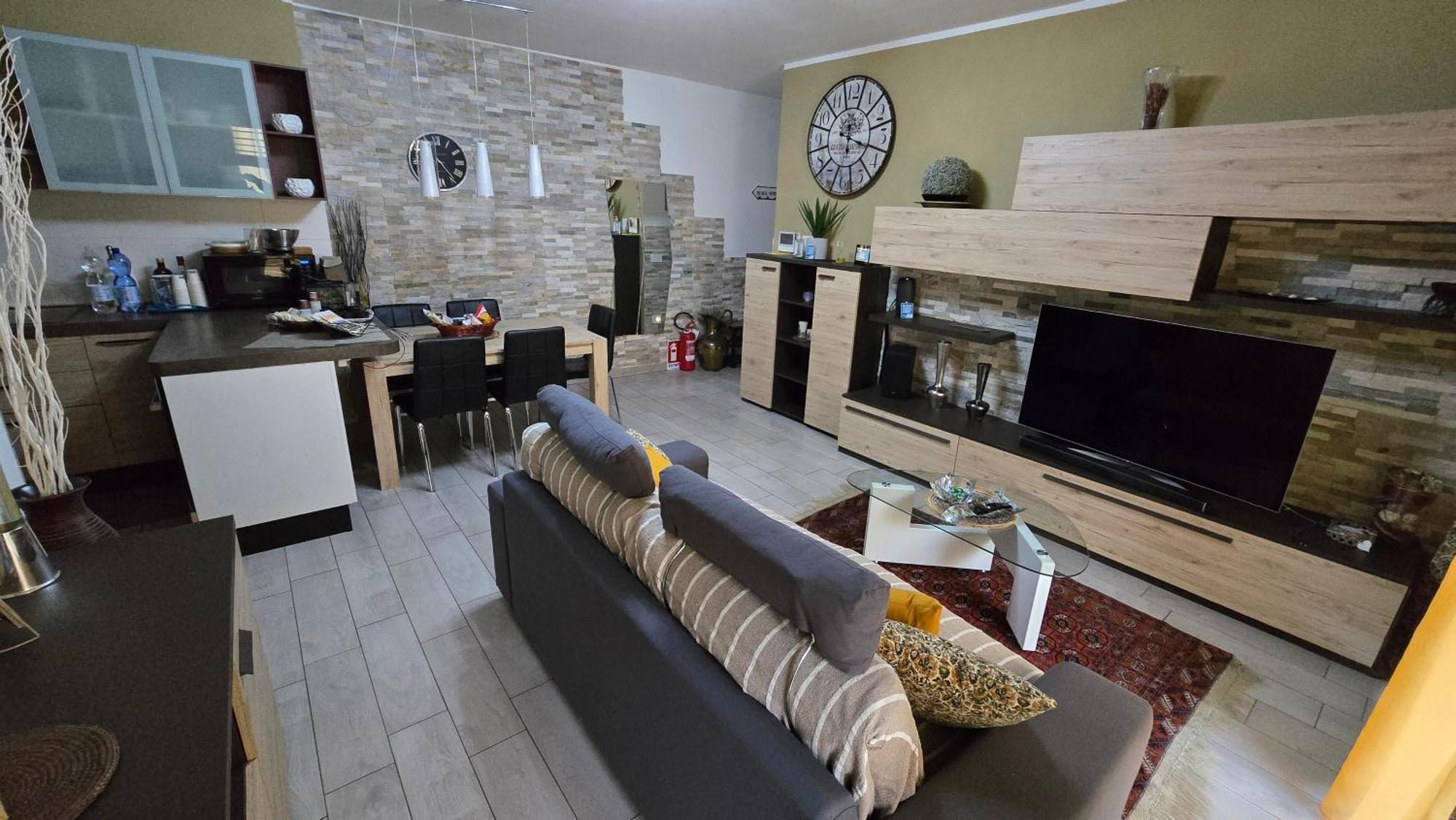 Varese Prime - Large Independent Apartment, Air Conditioning, 2 Bathrooms, 2 Free Covered Parking Spaces, No Restricted Traffic Zone, Train Station 100M, Theatre 150M, Historic City Centre Luaran gambar