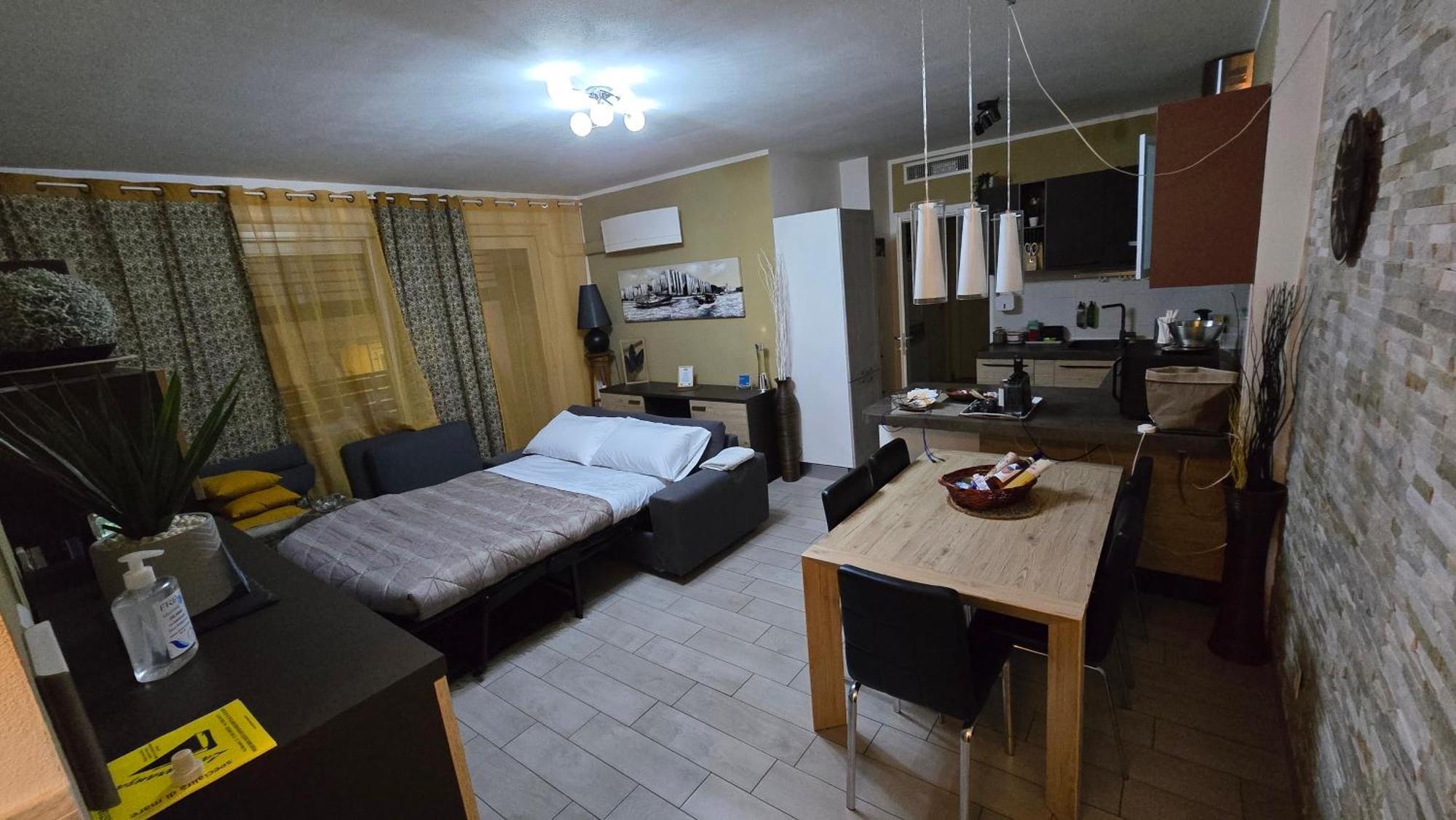 Varese Prime - Large Independent Apartment, Air Conditioning, 2 Bathrooms, 2 Free Covered Parking Spaces, No Restricted Traffic Zone, Train Station 100M, Theatre 150M, Historic City Centre Luaran gambar